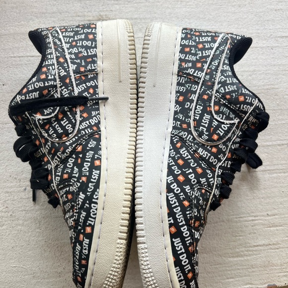 Nike Black and White 'Just Do It Air Force 1 07 LV8 fits ladies size 9.5 pre - Picture 1 of 5